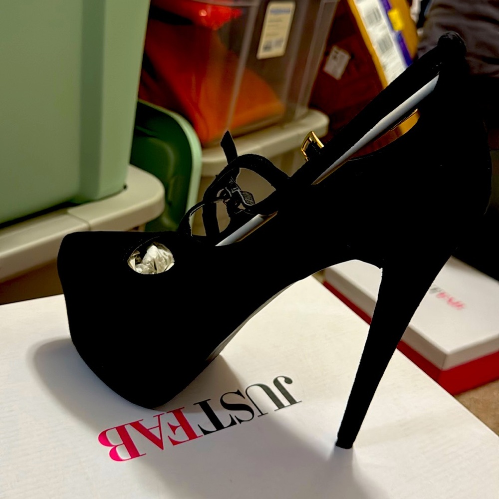 Just fab heel black high heel
Worn once